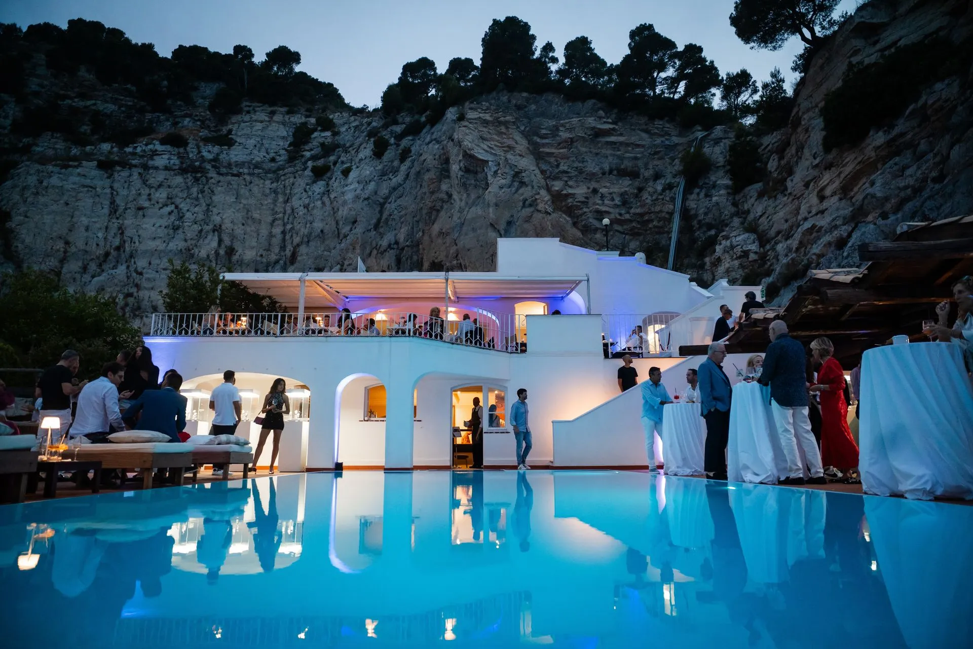 Prenota il tuo tavolo al lounge bar di Cala Prodani