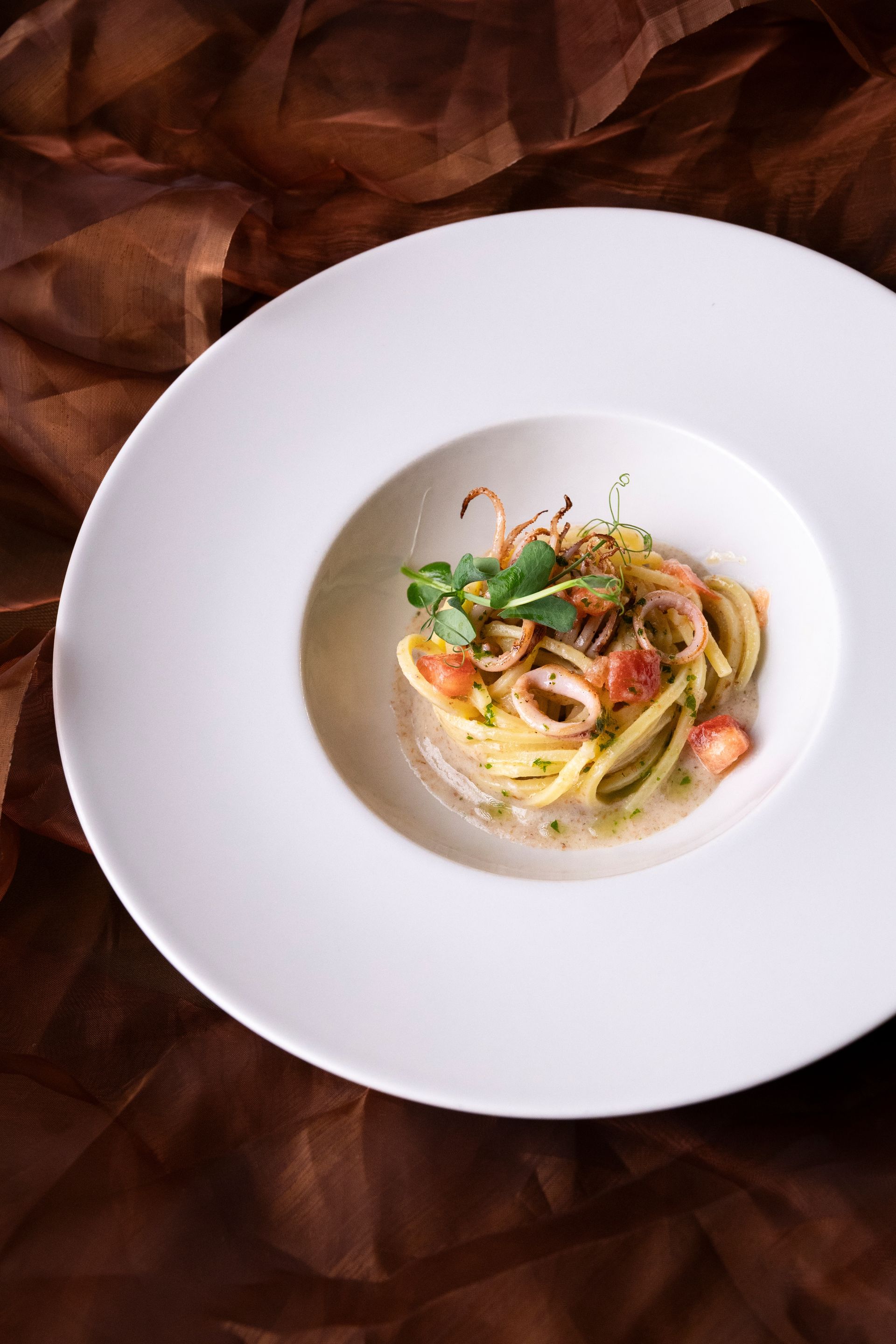 Secondo di pesce con salse e fiori commestibili